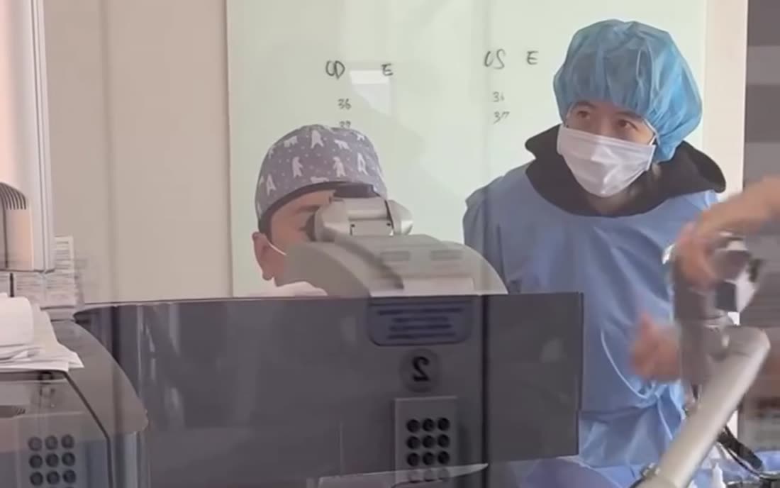 강남아이원스안과 레이저 수술실에서 진행 중인 시력교정 수술
