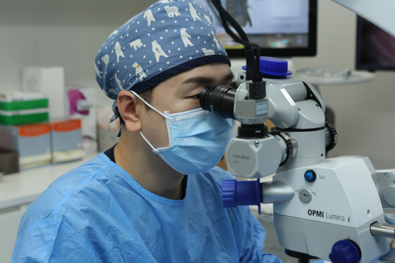 Dr. Baek Dong-won performing SMILE Lasik surgery at EyeOnce Clinic